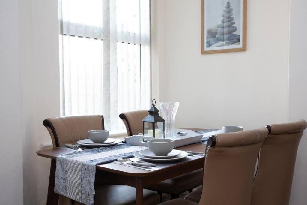 6 Bedroom House 10Min Drive From City Centre Manchester Buitenkant foto